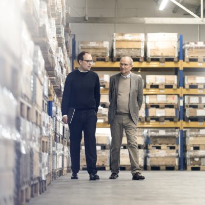 Geschäftsführer im Lager des Familien Gießerei Unternehmen GTR international GmbH