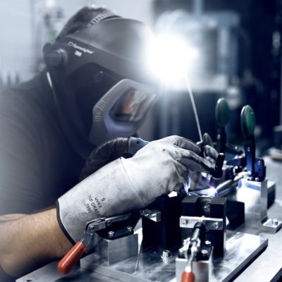 Gusstechnik Mitarbeiter der Gießerei GTR stellt Gussteile für Maschinenbau & Industrie her