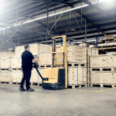 Mitarbeiter in Lagerhalle Import und Export von Gussteile aus Form-, Fein- und Druckguss in der Giesserei GTR