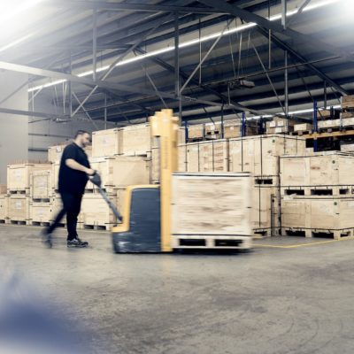 Lagerhalle mit Gussteilen für Fahrzeugbau, Maschinenbau, Automobilindustrie zum Transport vorbereitet