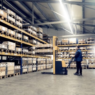 Logistikzentrum von GTR Gusstechnik Mitarbeiter bereitet Gussteile für Export vor logistik partner und gußteile lieferanten