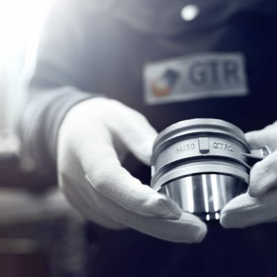 Mitarbeiter der Gießerei zeigt Gussteil von GTR aus Druckguss