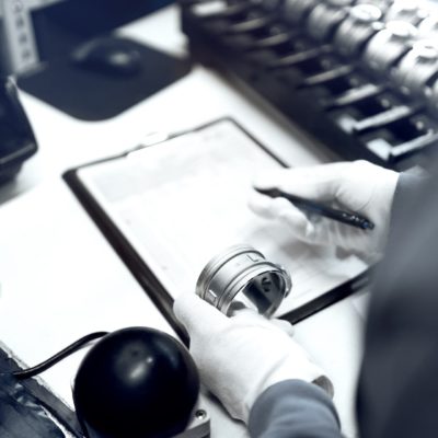 Mitarbeiter Giesserei GTR kontrollierte beschaffte Gussteile Komponenten