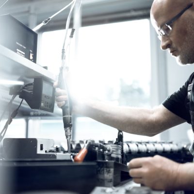 Employees of the foundry GTR assemble installable castings Components