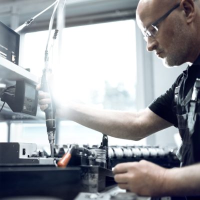 Mitarbeiter der Gießerei GTR montiert einbaufähigen Gussteile Komponenten