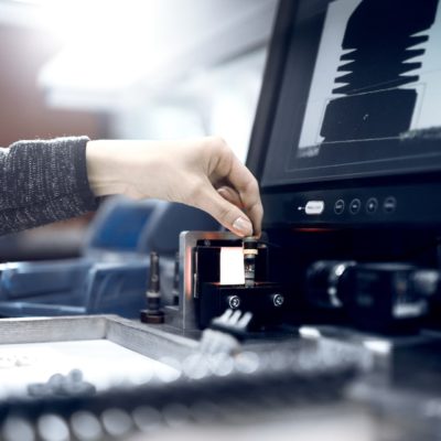 Mitarbeiter von GTR Casting Technology elektronische Qualitätskontrolle eines Gussteils