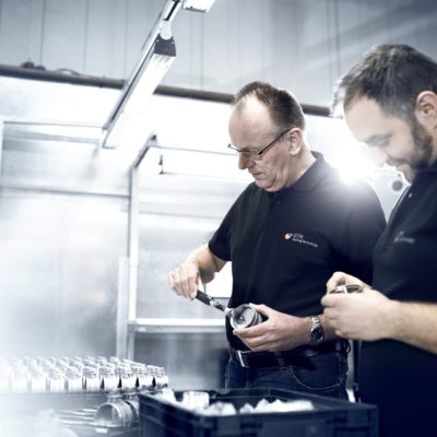 Zwei Mitarbeiter für Gießereitechnik von der Gießerei GTR kontrollieren Gussteile