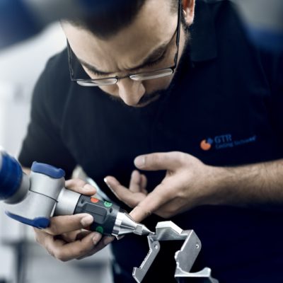 Mitarbeiter Test 3D Arm Montage bei Giesserei GTR Gusstechnik