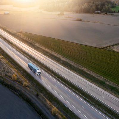 LKW von GTR auf Autobahn logistik partner für gußteile lieferanten
