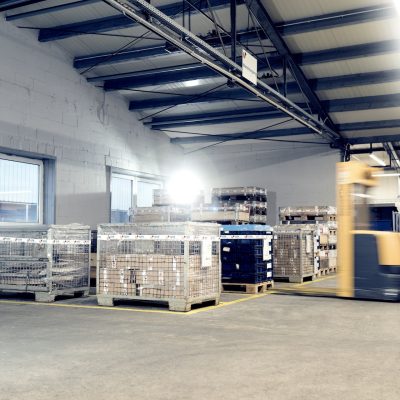 GTR Gusstechnik Logistikmitarbeiter verschickt Paletten mit Gussprodukten